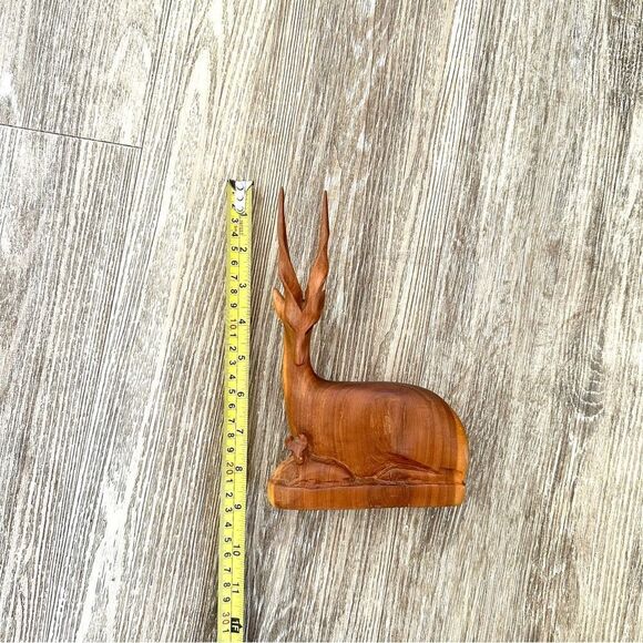 Hand carved wooden gazelle/antelope with calf - Picture 3 of 11